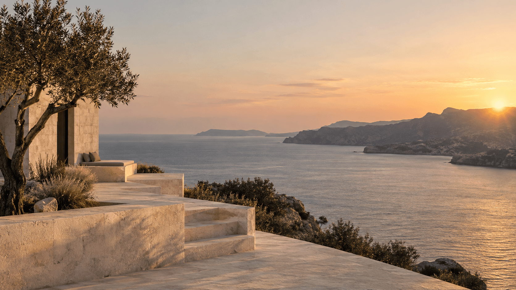 Terrasse en pierre claire surplombant la Méditerranée au coucher du soleil